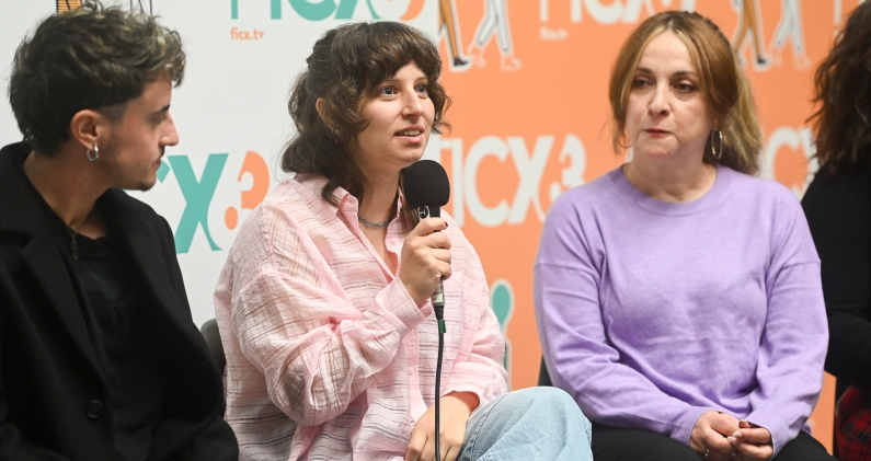 Anxos Fazáns presentando 'Las líneas discontinuas' en la Sección Oficial Albar del Festival Internacional de Cine de Gijón. FICX