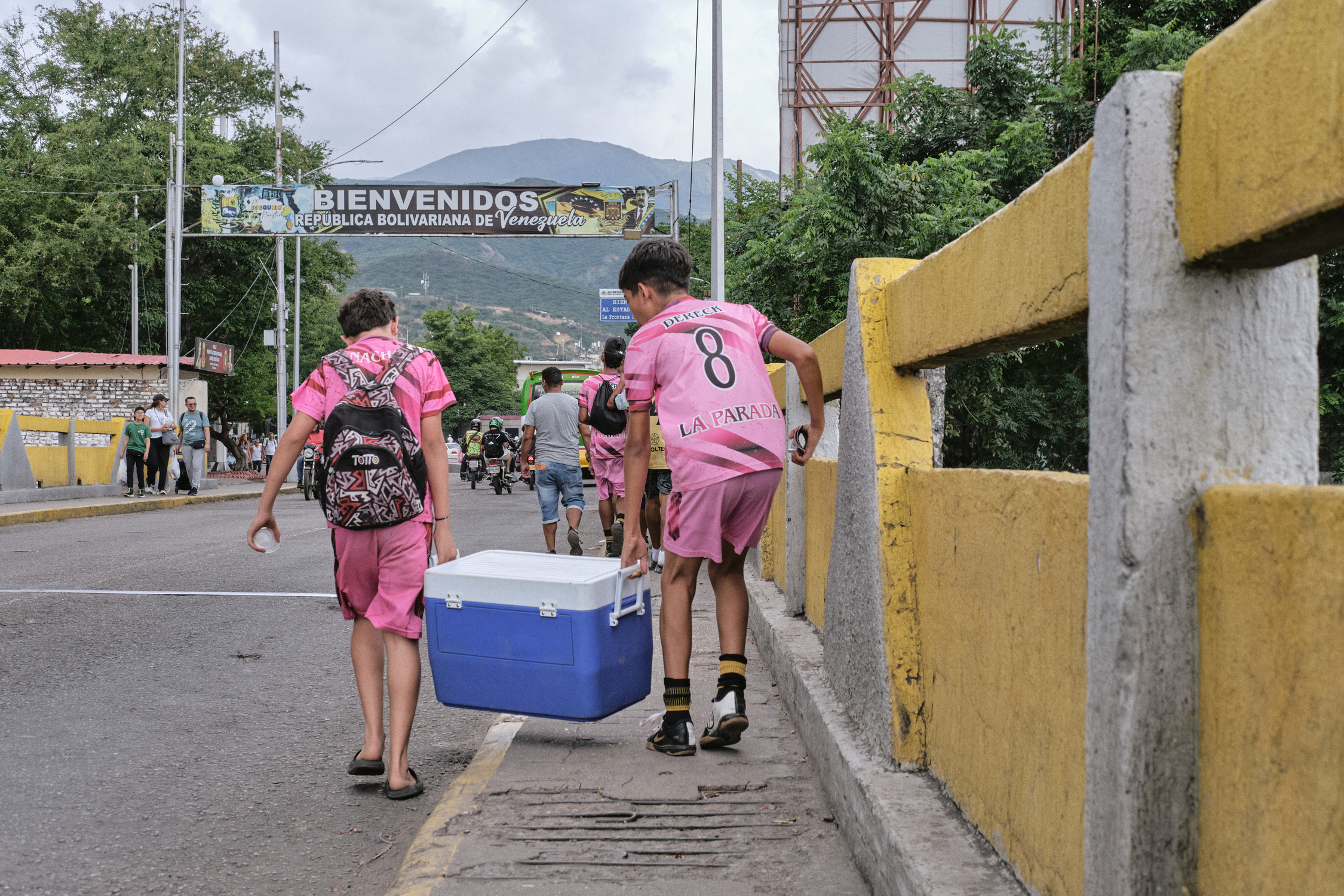 Dos jugadores de La Parada FC, equipo juvenil de fútbol de la zona fronteriza, cargan la hidratación del equipo camino hacia Venezuela a jugar un torneo. MARIO TORO QUINTERO