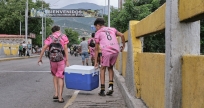 Dos jugadores de La Parada FC, equipo juvenil de fútbol de la zona fronteriza, cargan la hidratación del equipo camino hacia Venezuela a jugar un torneo. MARIO TORO QUINTERO