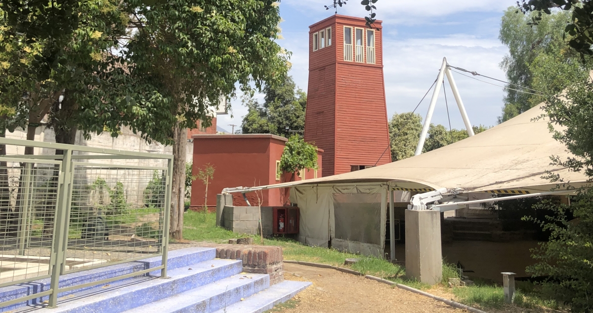Reconstrucción de la antigua torre de Villa Grimaldi en la que recluían a los detenidos antes de ser ejecutados o desaparecer.