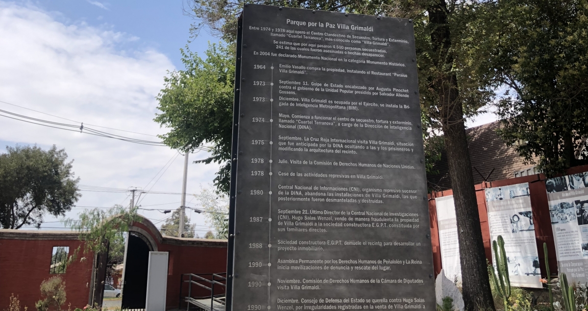 Placa que recuerda cronológicamente la historia de Villa Grimaldi. BS