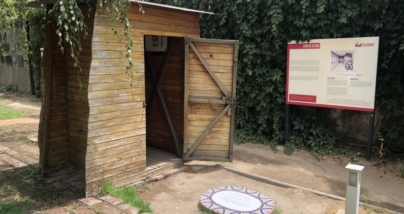 Reconstrucción de una celda de Villa Grimaldi conocida como Casas Corvi donde se recluían hasta cuatro o cinco personas. BS