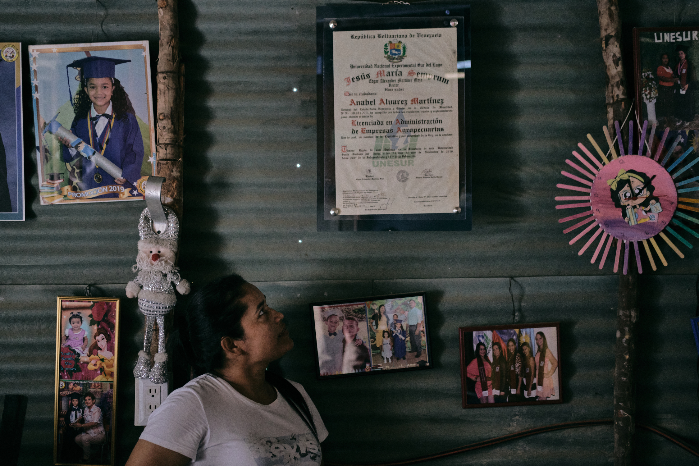 Anabel observa el título profesional obtenido en Venezuela, el cual cuelga en su casa en La Esperanza. MTQ