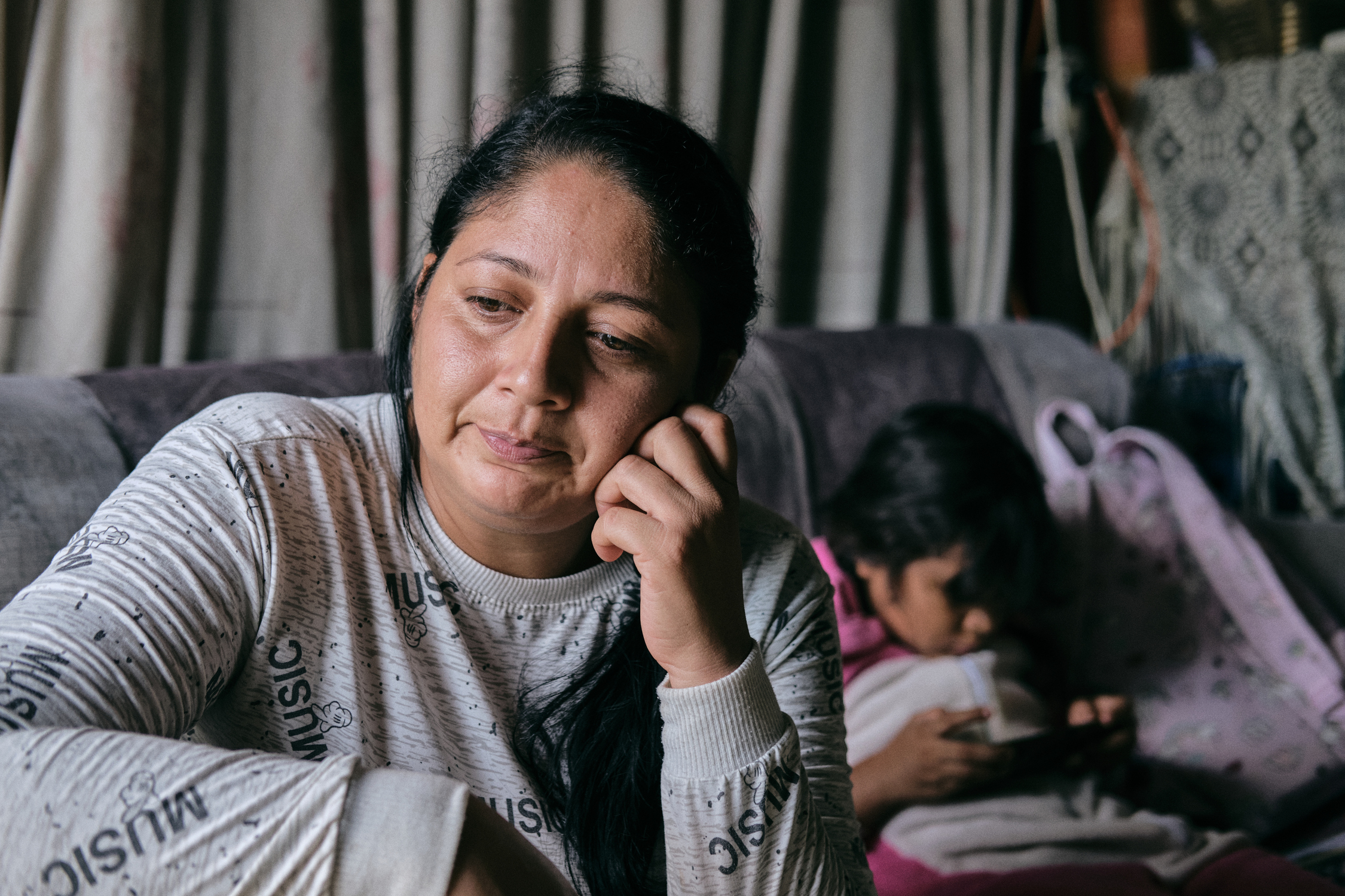 Adelette rememora su recorrido desde Venezuela hacia Colombia en la sala de su casa, mientras su hija juega junto a ella. MTQ