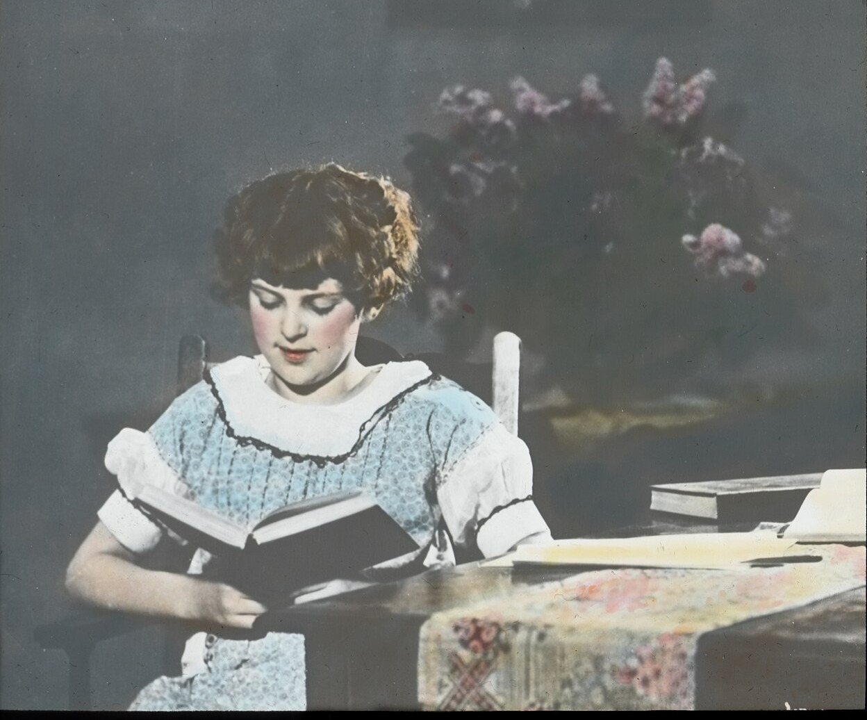 Una mujer lee un libro en Seattle en la década de 1930, en una escena doméstica captada por los archivos municipales de la ciudad. SEATTLE MUNICIPAL ARCHIVES