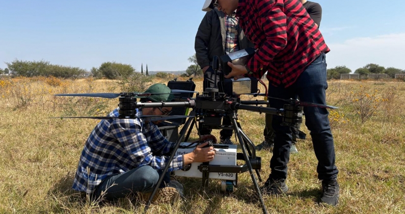Investigadores preparan un dron con sensores para analizar el terreno y detectar posibles fosas clandestinas. CEDIDA