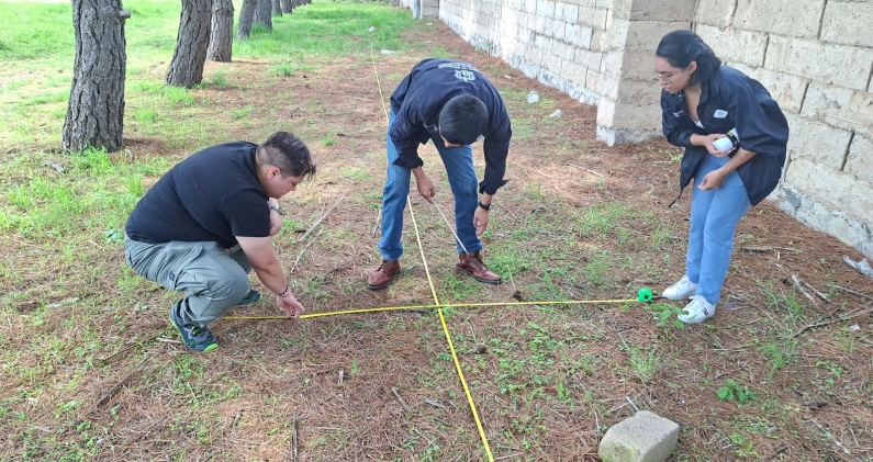 Equipo de investigación delimita el terreno al inicio de la preparación de fosas experimentales en Jalisco. CEDIDA