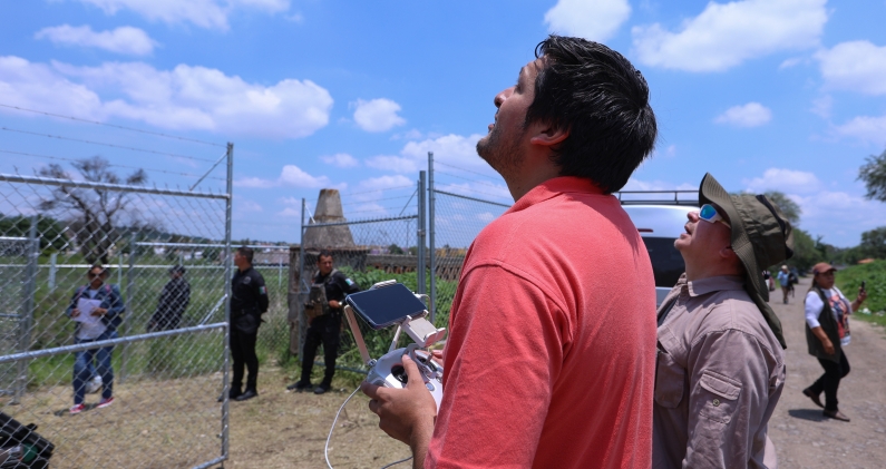 Operadores siguen el vuelo de un dron utilizado para inspeccionar el terreno en Jalisco. CEDIDA