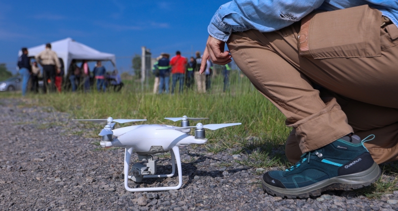 Un dron preparado para sobrevolar un terreno durante una jornada de búsqueda en Jalisco. CEDIDA