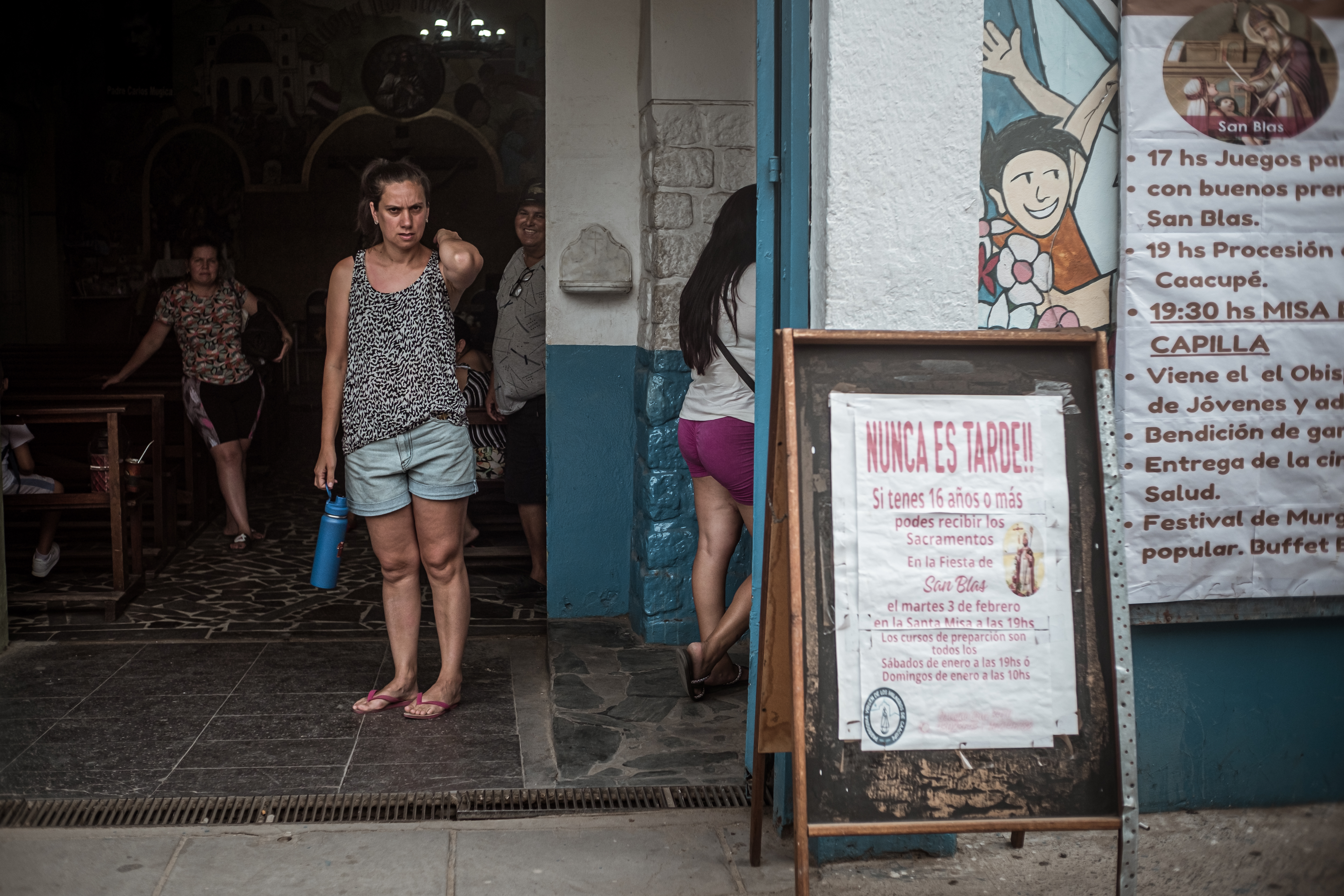 El papa Francisco celebró misas y bautismo en la iglesia de la Virgen de los Milagros de Caacupé, que marca la entrada del barrio. DF