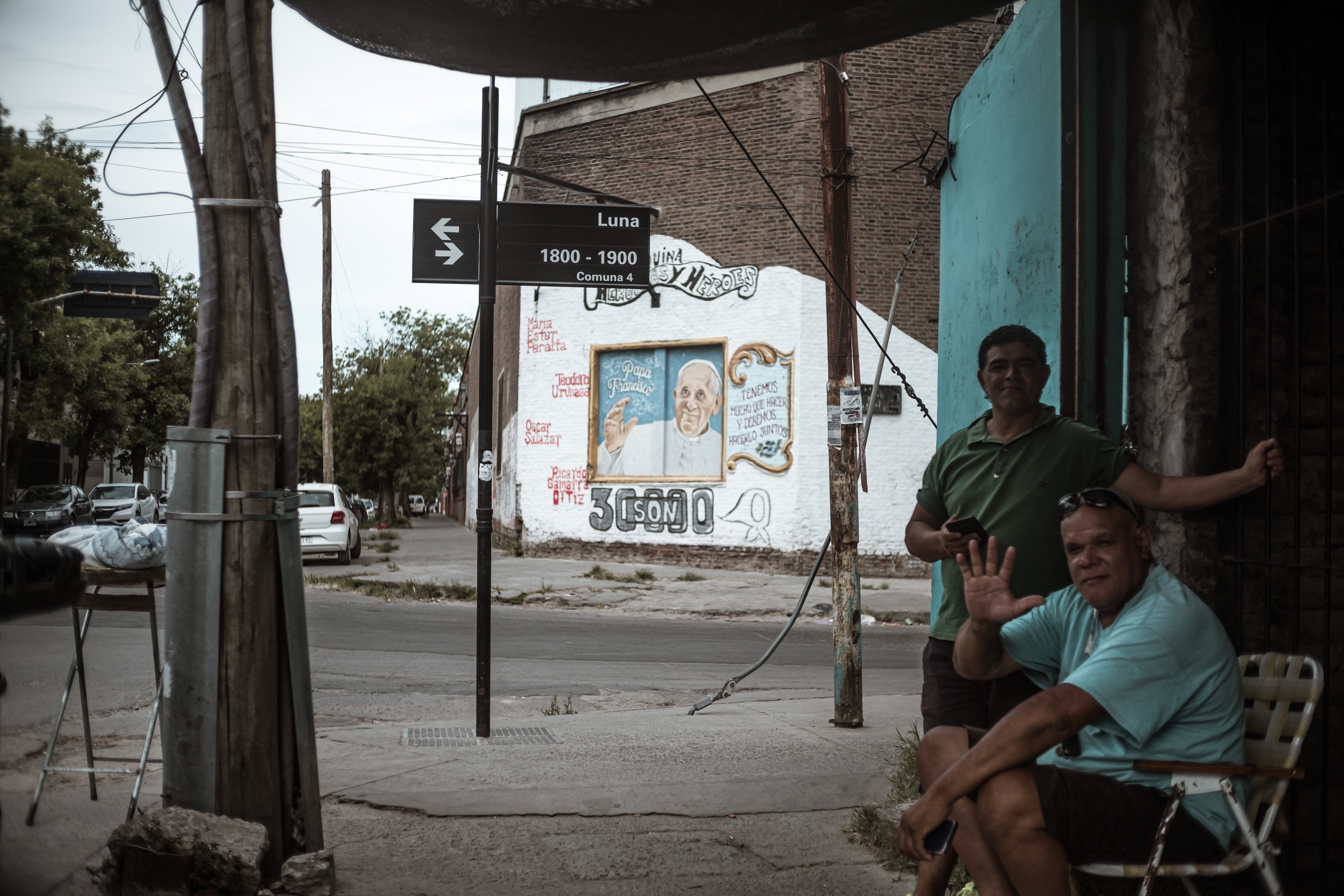 En la villa 21-24, uno de los barrios populares más grandes de Buenos Aires, la vida cotidiana transcurre entre murales del papa Francisco. DANIELA “ELLA” FERNÁNDEZ