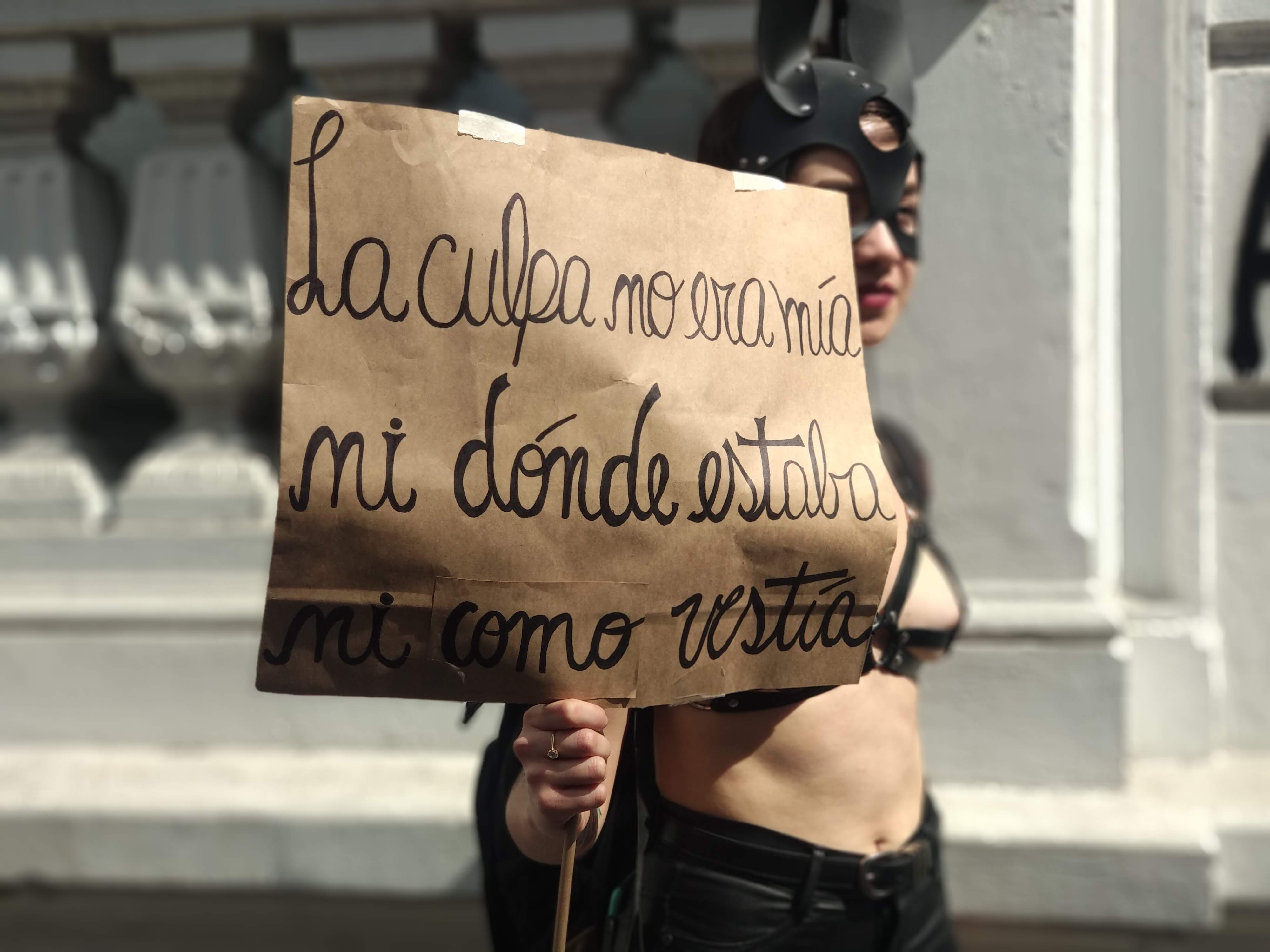 Una manifestante porta una pancarta, en Santiago de Chile, el 25 de noviembre de 2019. JAVIERA TAPIA