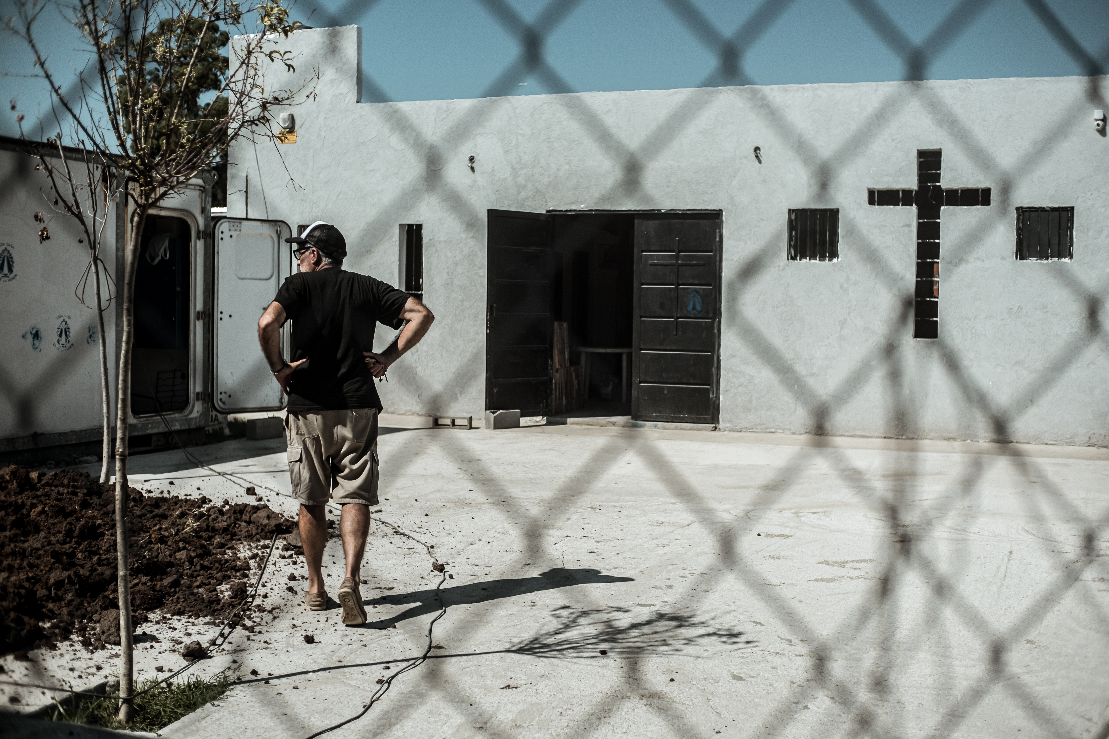 El padre Paco supervisa la construcción de una parroquia en el barrio Esperanza, Zona Oeste de la provincia de Buenos Aires. DF