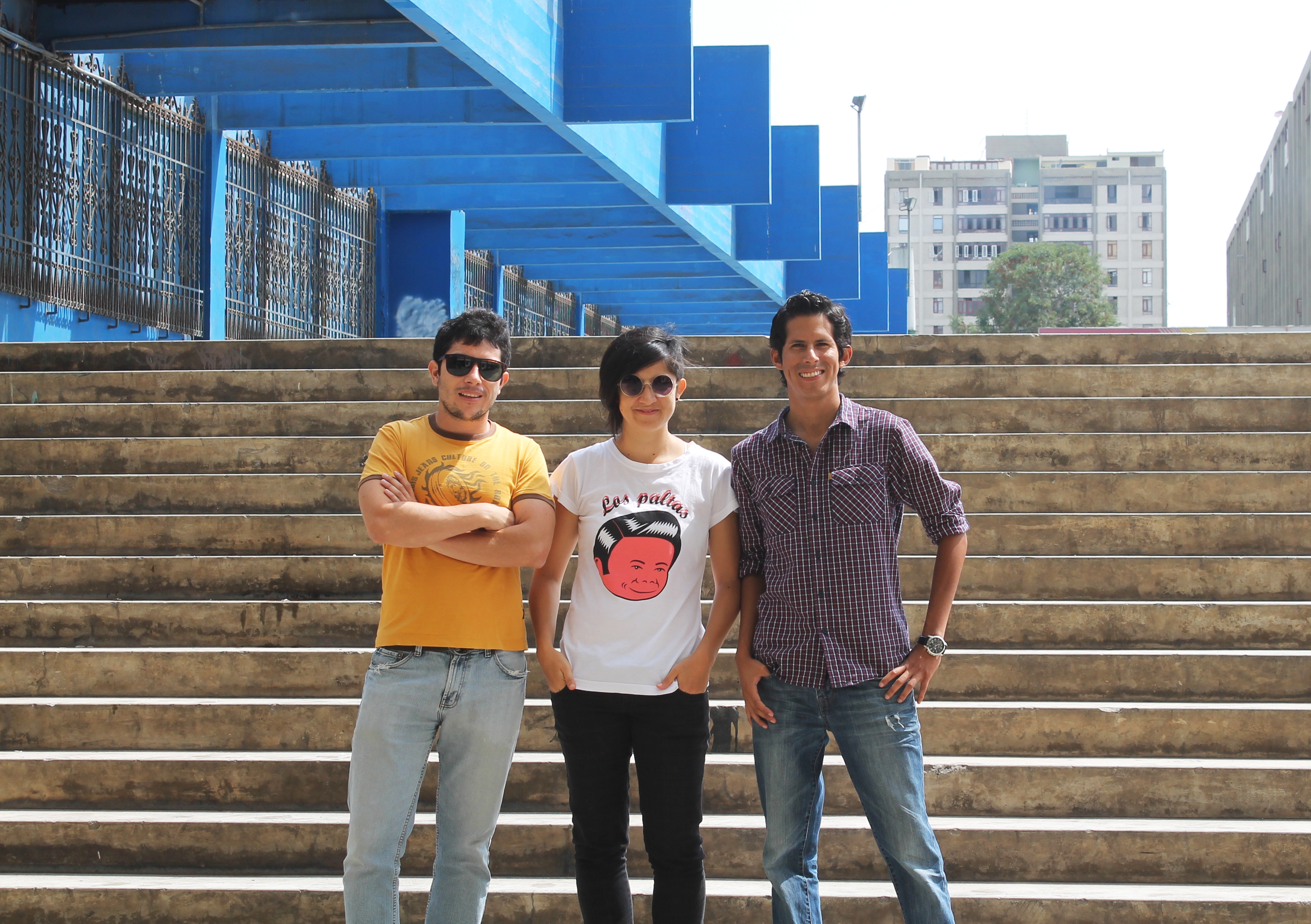 Teo Pinzas, Paloma Reaño y Carlos Vela, fundadores de la editorial independiente Pesopluma, creada en 2014 en Lima para publicar nuevas voces y rescatar títulos. PESOPLUMA