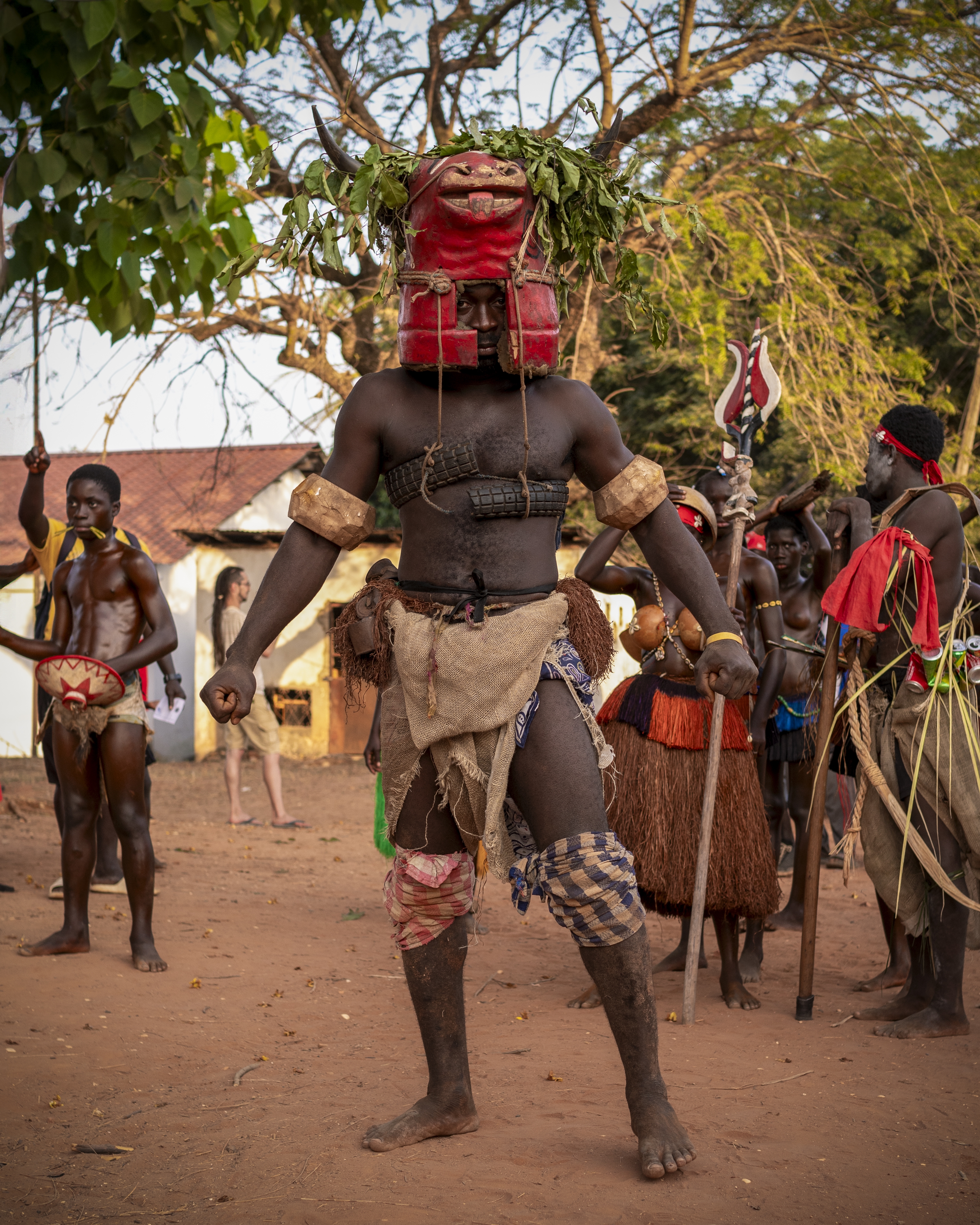 Un hombre usa una máscara de vaca que representa la fuerza y la valentía del pueblo Bijagó. Tradicionalmente usadas para la ceremonia del fanado (rito de iniciación), son muy populares en el carnaval de Guinea-Bissau. JORGE FORNIELES