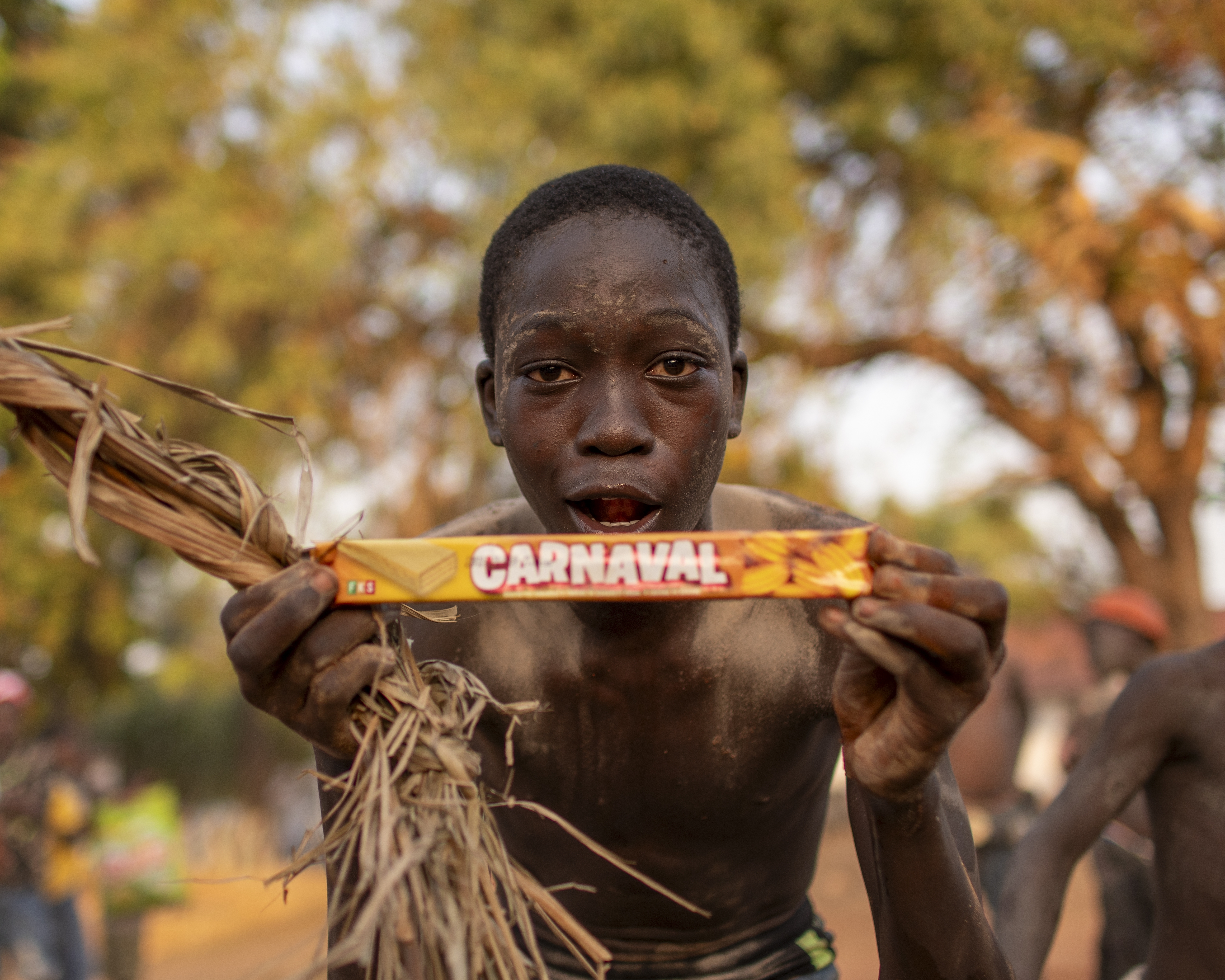 Un joven sostiene un envoltorio de chocolatina popular del país. JORGE FORNIELES