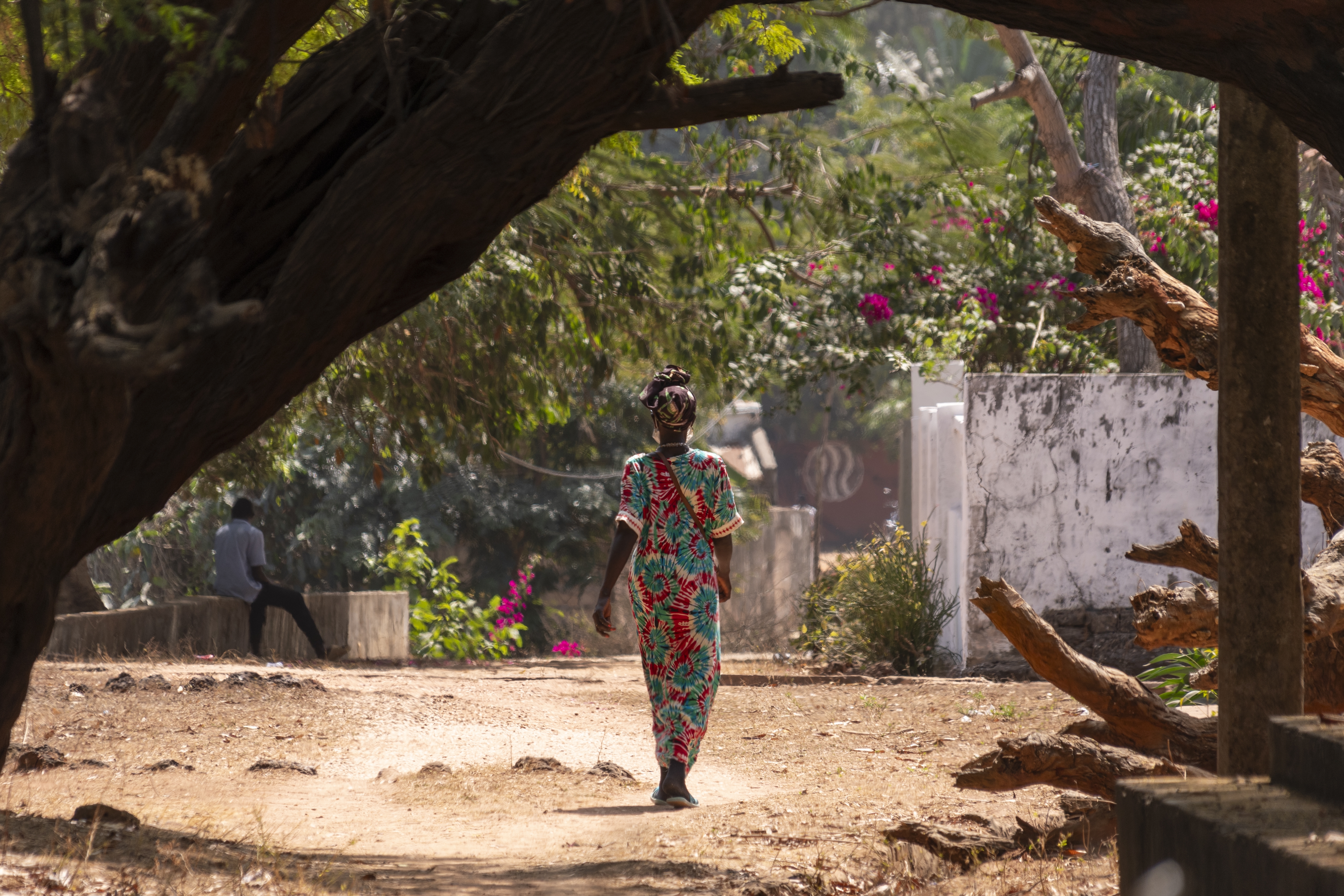 Una mujer camina hacia el mercado por el camino que bordea la costa. JORGE FORNIELES