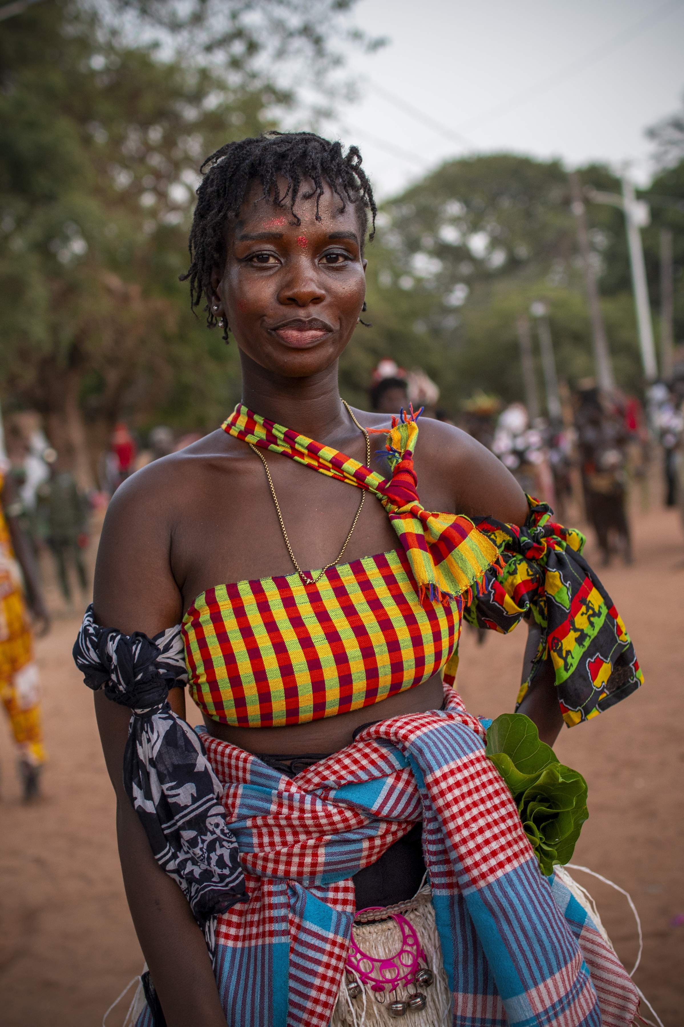 Odete viste la tradicional saya bijagó junto con otras prendas que usa en su día a día, mezclando el atuendo tradicional con el cotidiano. JORGE FORNIELES