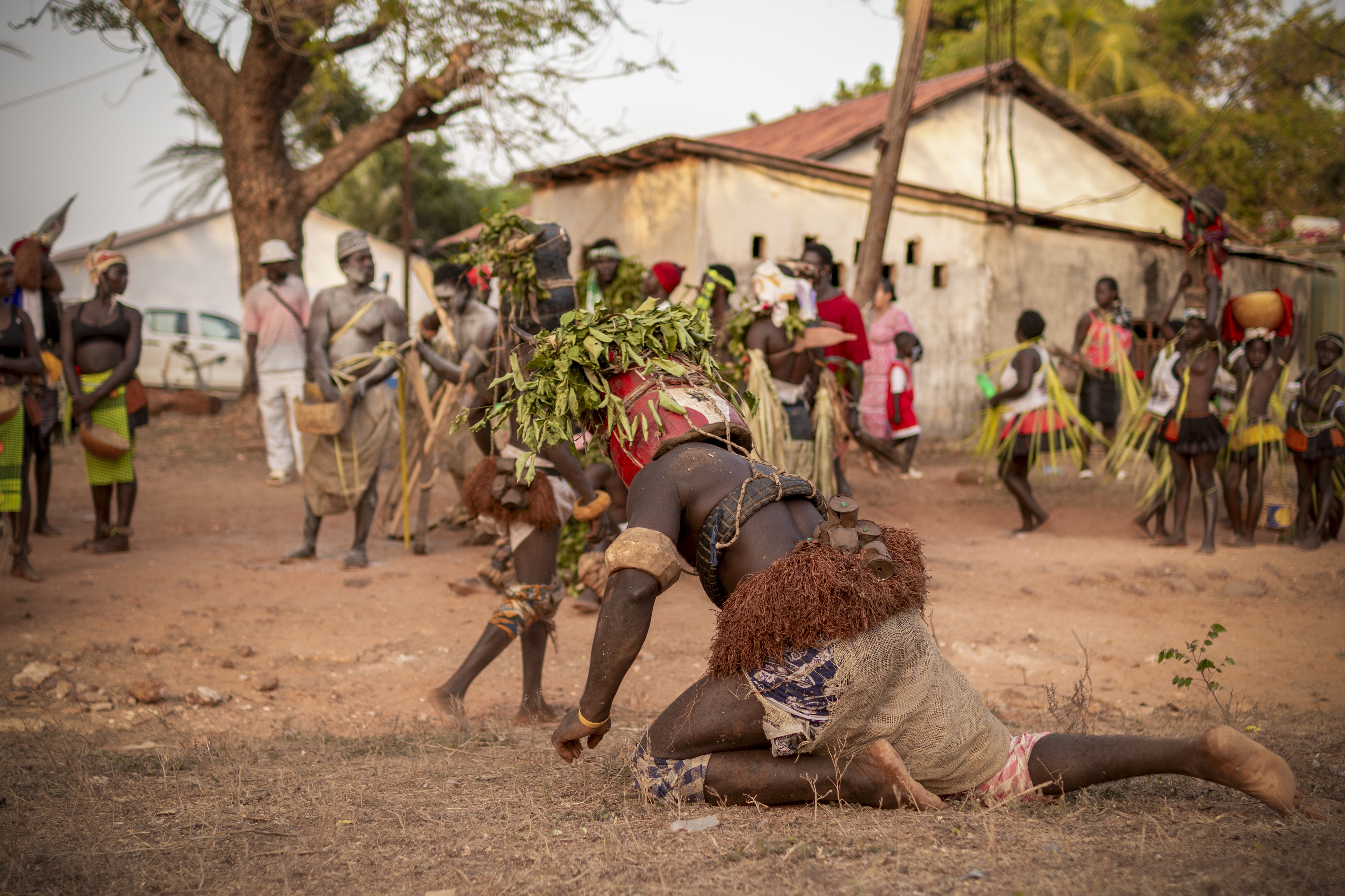 Un hombre realiza la danza “vaca bruto” donde simula los movimientos del toro, es uno de los bailes más espectaculares durante el desfile del carnaval. JORGE FORNIELES