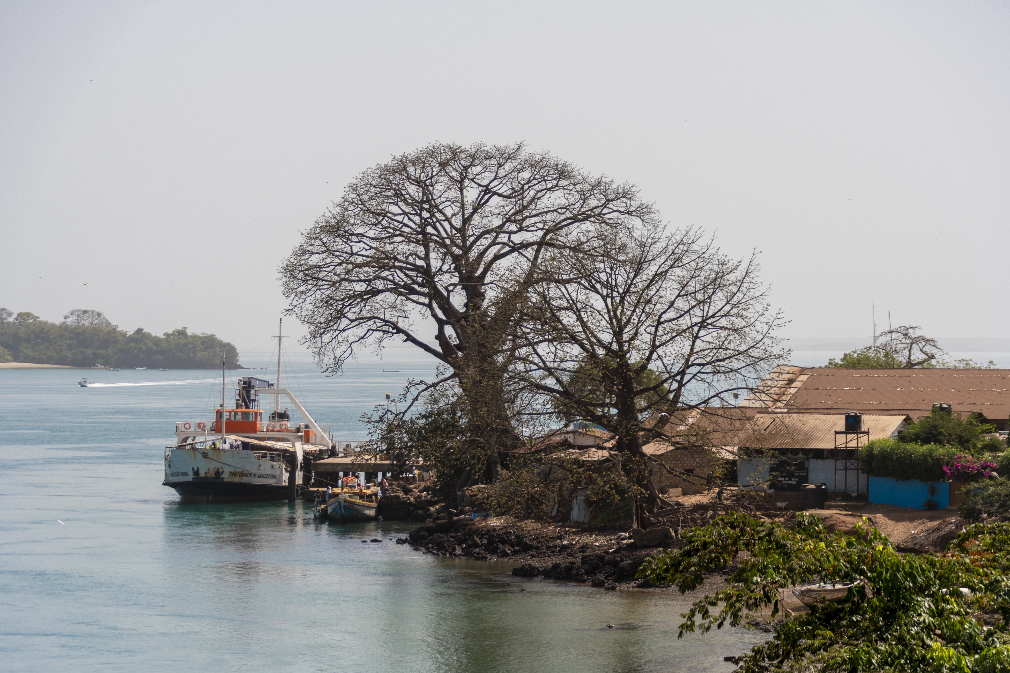 El ferry semanal permanece atracado en el puerto de Bubaque. Construido por Portugal en tiempos de la colonia en el canal que separa la isla de Bubaque de la isla de Rubane, el puerto aún permanece en servicio, conectando la isla con el continente. JORGE FORNIELES