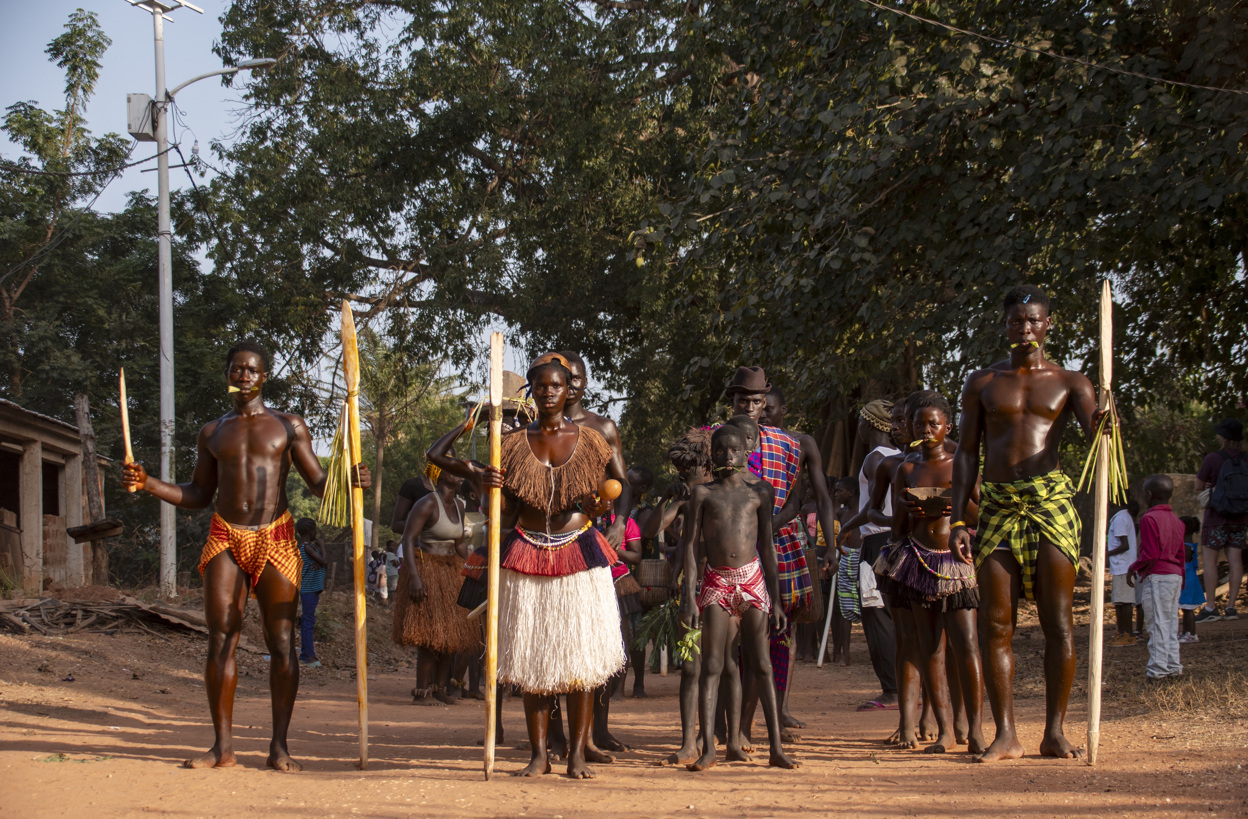 Los participantes esperan su turno para desfilar ante el jurado que valora cada una de las agrupaciones que participan en el desfile. JORGE FORNIELES