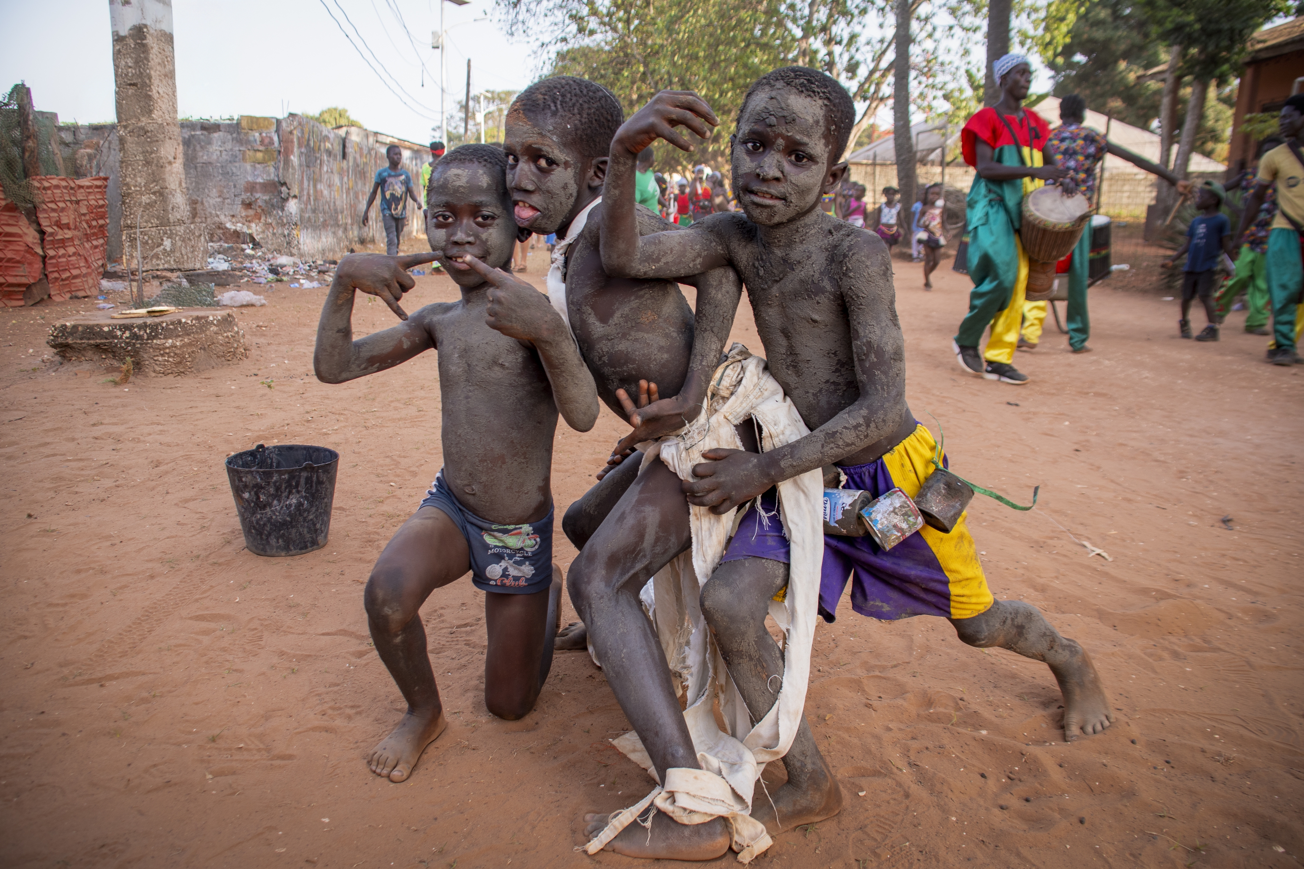 Tres niños untados en ceniza posan ante los fotógrafos acreditados que hacen fotos durante las actividades del carnaval. JORGE FORNIELES