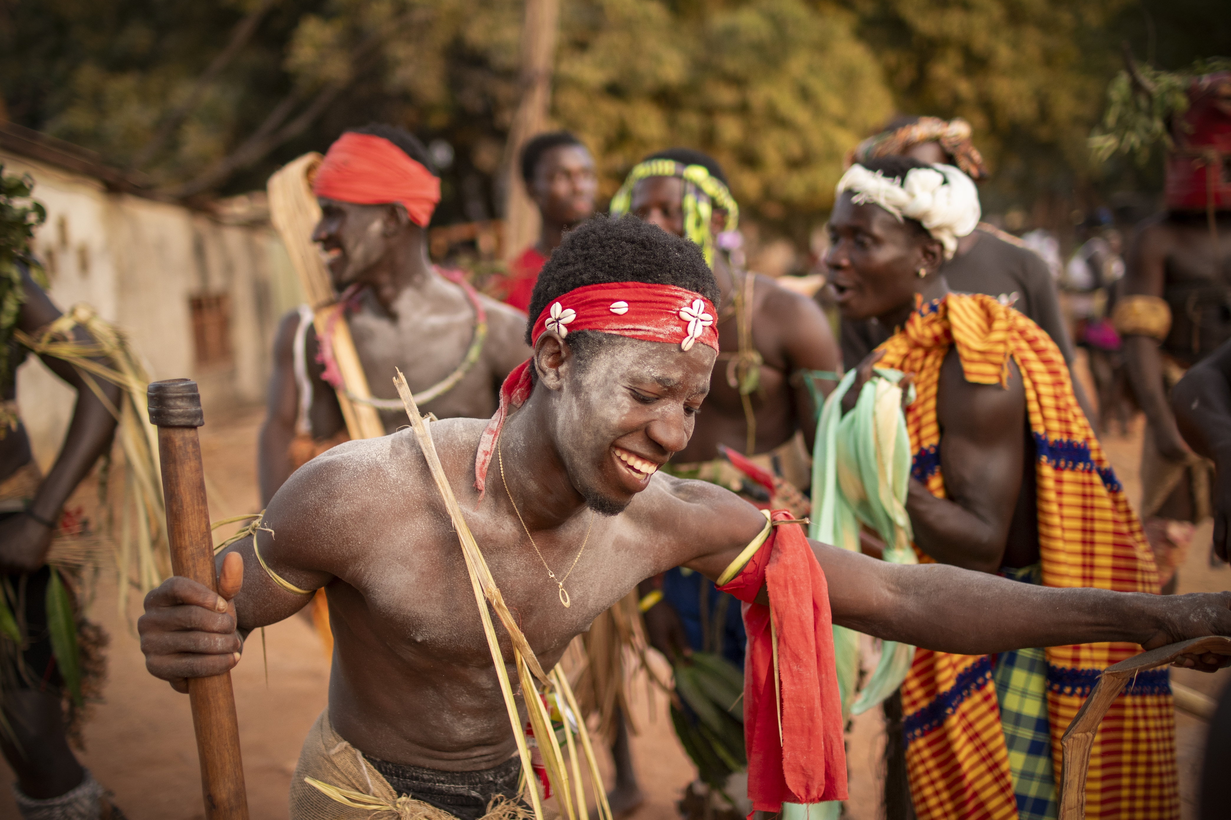 Un hombre vestido de “furador” (oficio de los que obtienen vino de la copa de las palmeras) baila al ritmo del kundere, la música tradicional. JORGE FORNIELES