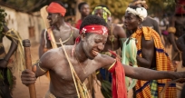 Un hombre vestido de “furador” (oficio de los que obtienen vino de la copa de las palmeras) baila al ritmo del kundere, la música tradicional. JORGE FORNIELES