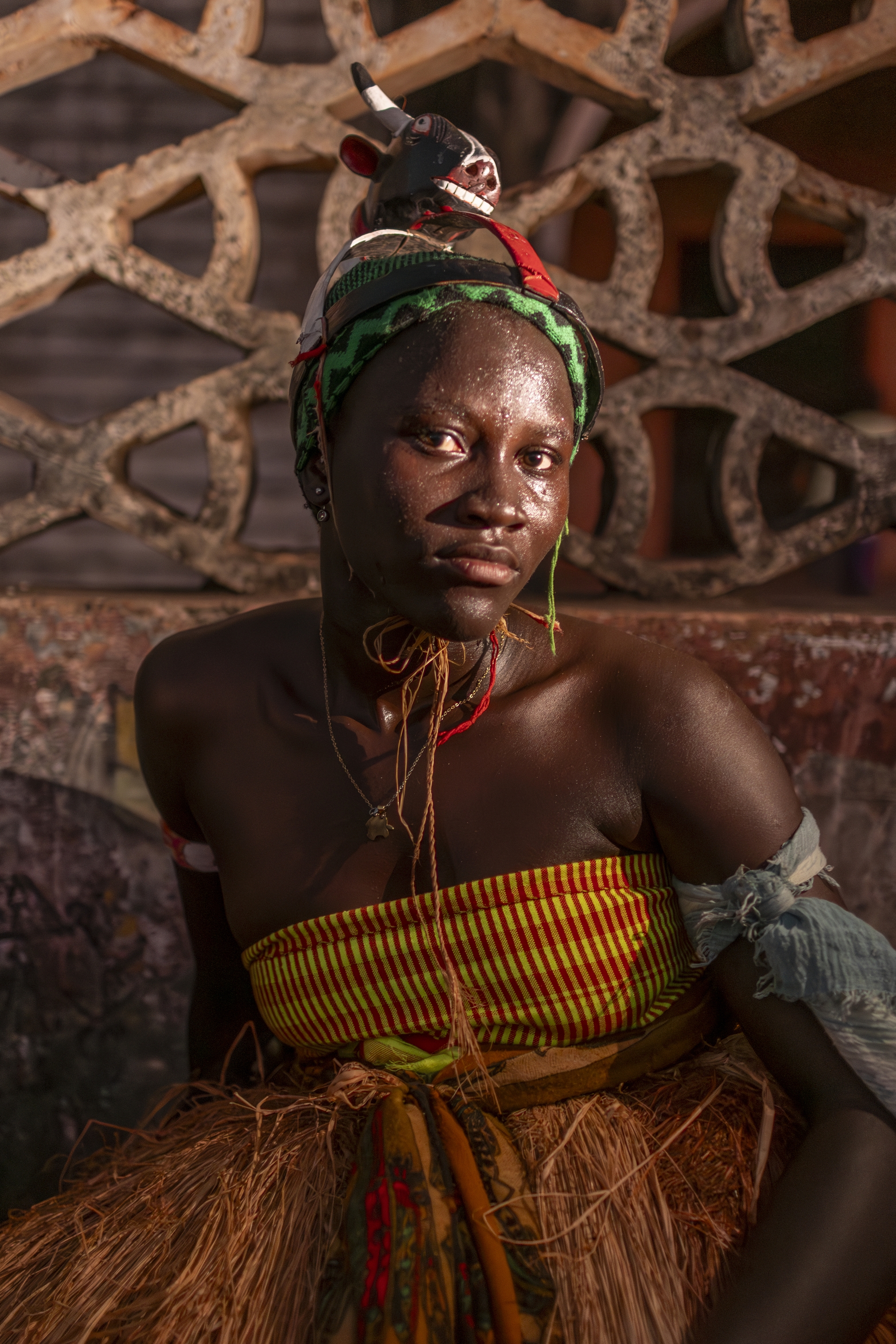 Janette posa con la vestimenta tradicional de las mujeres durante el carnaval, muestra con orgullo un tocado con forma de vaca, el animal tótem de las culturas del archipiélago. JORGE FORNIELES
