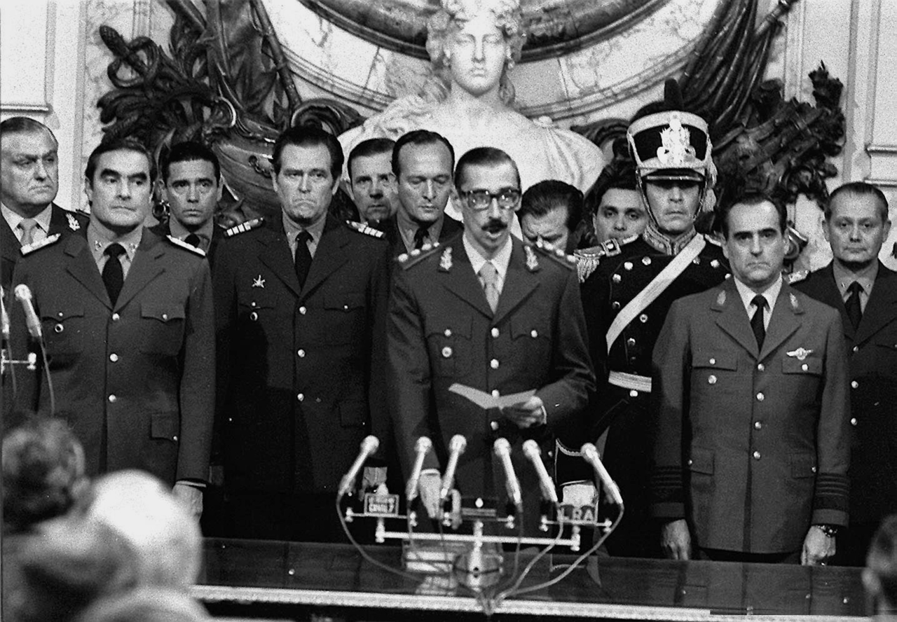 Jorge Rafael Videla jura como presidente de facto en la Casa Rosada el 29 de marzo de 1976, días después del golpe militar que inauguró la dictadura más sangrienta de la historia argentina.