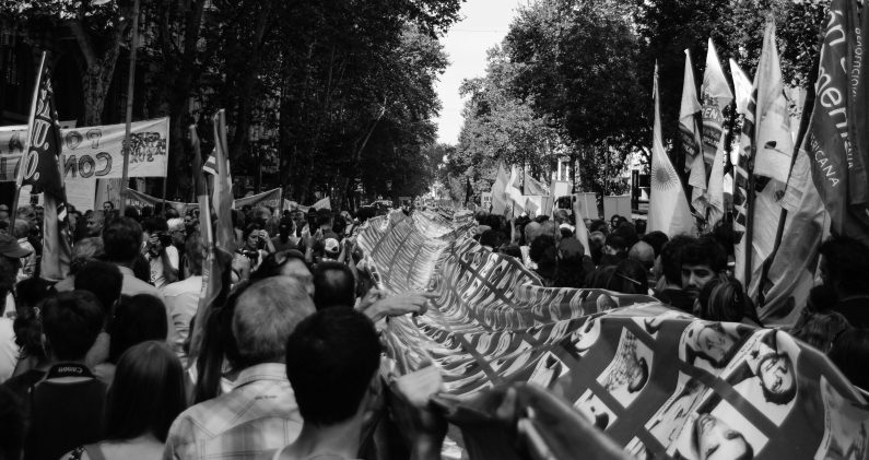 Una bandera con los rostros de los desaparecidos recorre la marcha del 24 de marzo de 2016 en Buenos Aires. FERBRUNO25 Una bandera con los rostros de los desaparecidos recorre la marcha del 24 de marzo de 2016 en Buenos Aires. FERBRUNO25