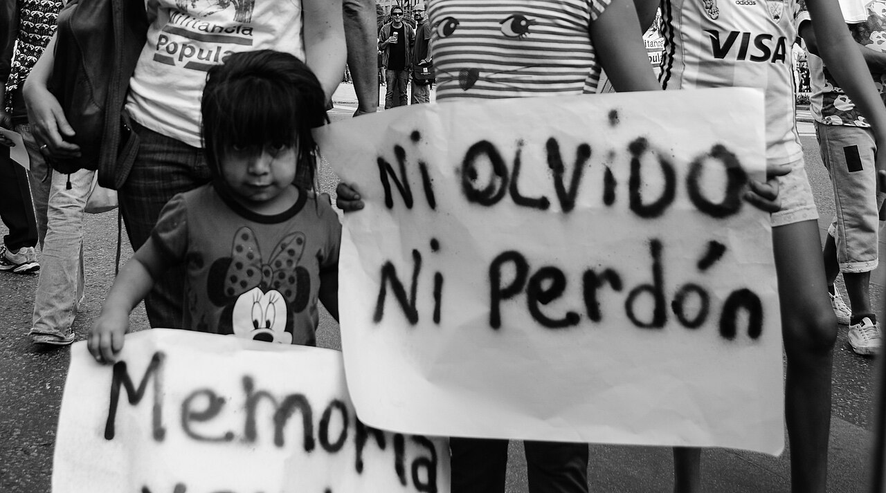 Una niña sostiene un cartel de “Ni olvido ni perdón” durante la marcha del 24 de marzo de 2016 en Buenos Aires, durante la conmemoración de los 40 años del golpe. FERBRUNO25