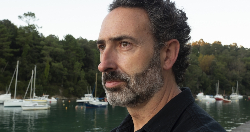 Jon Bilbao, autor de una obra marcada por la tensión entre lo cotidiano y lo inquietante. CORTESÍA