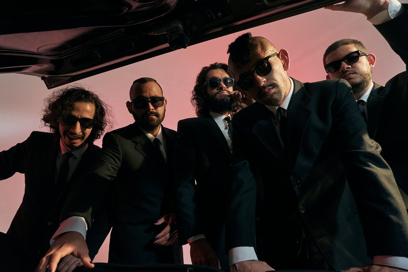 El grupo colombiano LosPetitFellas: Sebastián Panesso (guitarra), César Henao (batería), Andrés Gómez (teclado), Nicolás Barragán (voz) y Daniel Pedrozza (bajo). JUAN CATUMBA