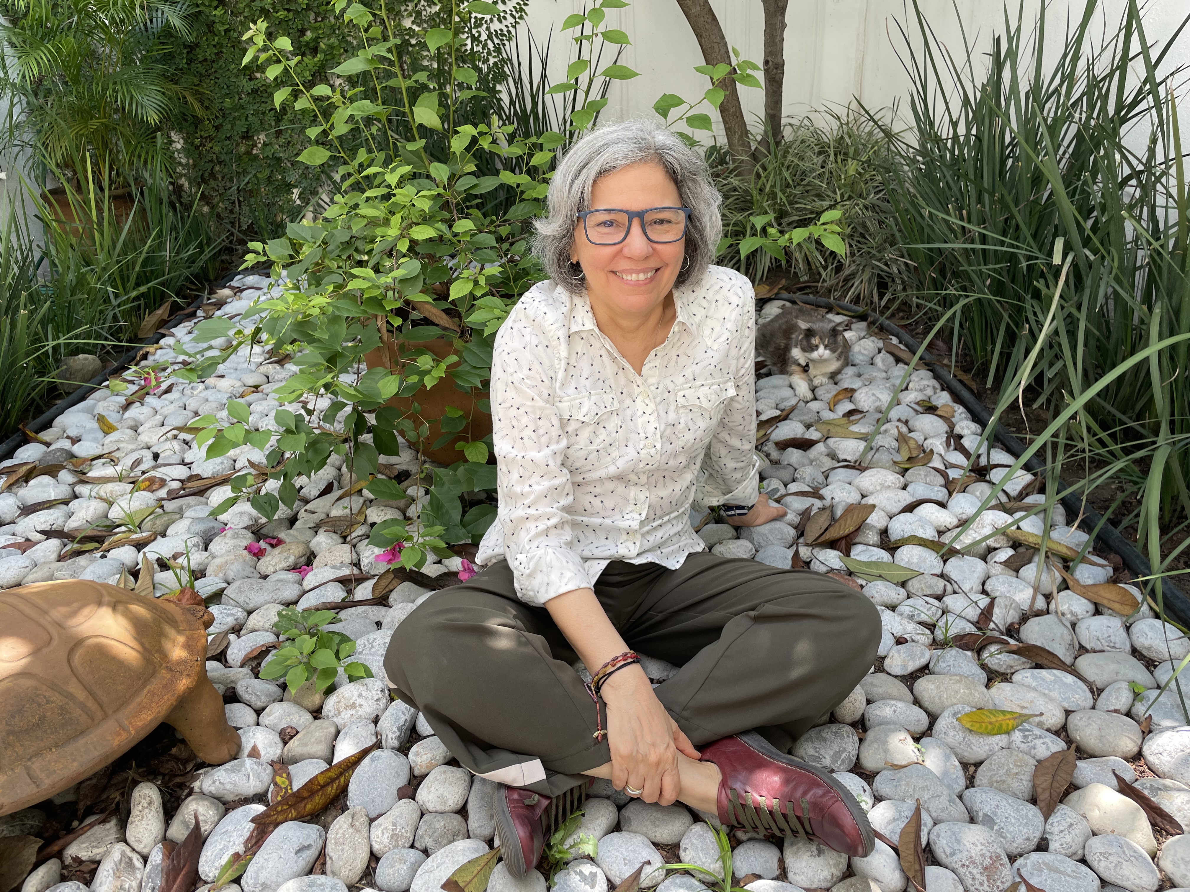 La escritora y periodista venezolana Mirtha Rivero, autora de 'La oscuridad no llegó sola'.  CORTESÍA