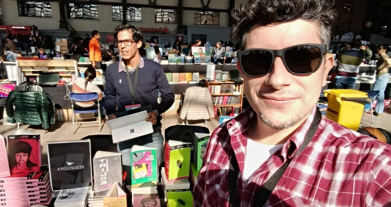 Teo Pinzas y Carlos Vela, integrantes de Peso Pluma, durante su participación en La Furia del Libro en Chile. PESO PLUMA