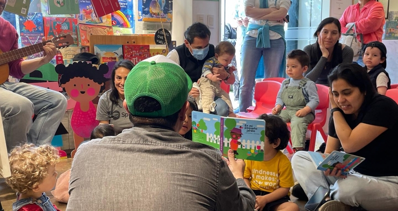 Sesión de lectura con niños en torno a la colección 'Pequeños Momentos' en 2024. PESO PLUMA