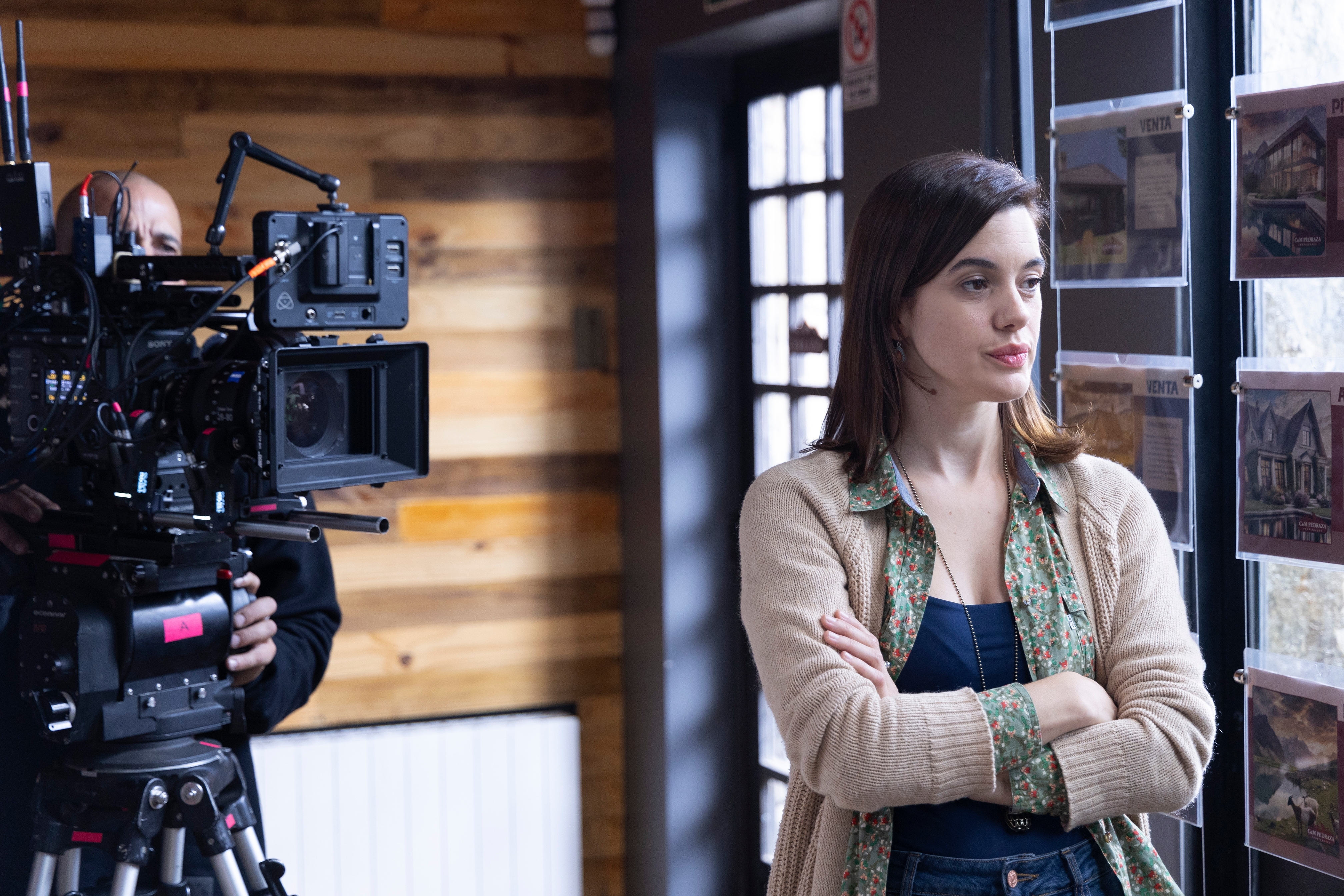 Ariadna Asturzzi en el rodaje de 'Hija del fuego', la serie protagonizada por la China Suárez. CEDIDA