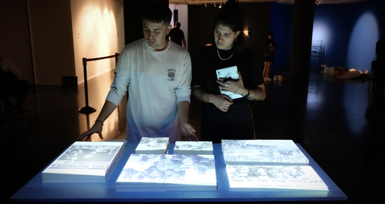 Visitantes consultan parte del archivo reunido por Milena Moena para la exposición. CYNTHIA SHUFFER