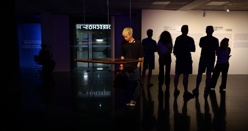 La exposición revisa una historia chilena que conecta con otras campañas de expolio de regímenes. RAYEN LUNA SOLAR