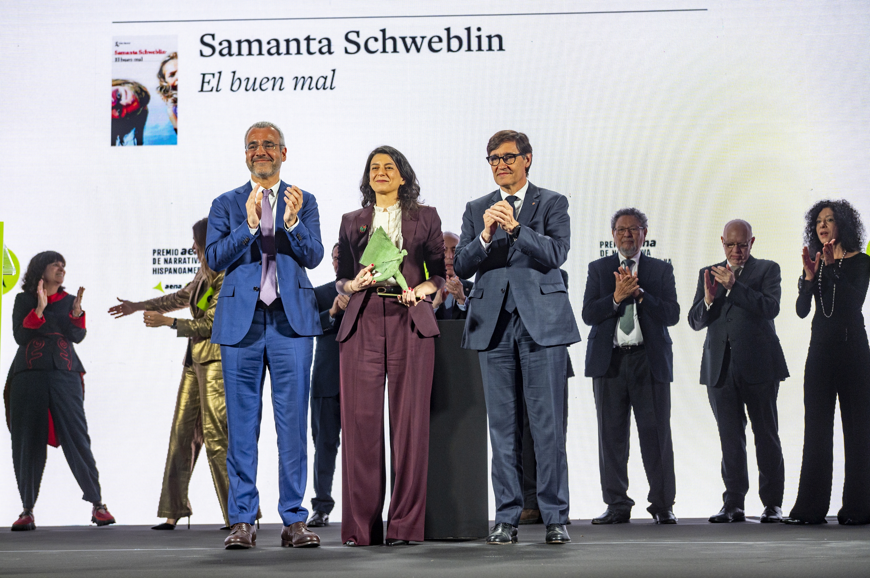 Samanta Schweblin con Maurici Lucena, presidente de Aena, y el presidente catalán, Salvador Illa, en la entrega del premio. AENA