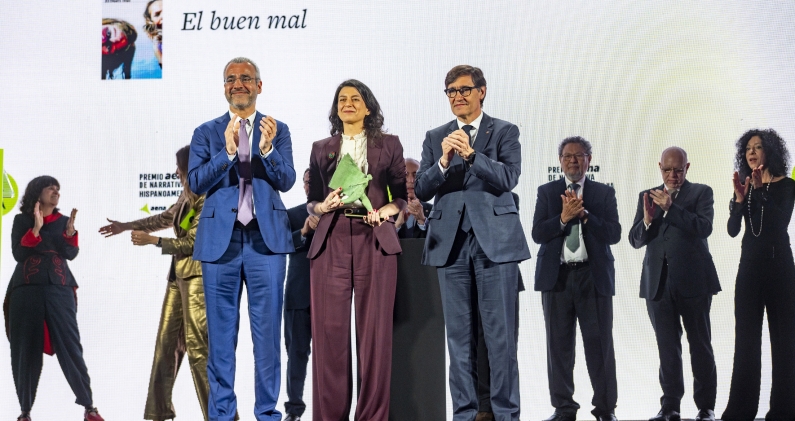 Samanta Schweblin con Maurici Lucena, presidente de Aena, y el presidente catalán, Salvador Illa, en la entrega del premio AENA de Narrativa Hispanoamericana. AENA