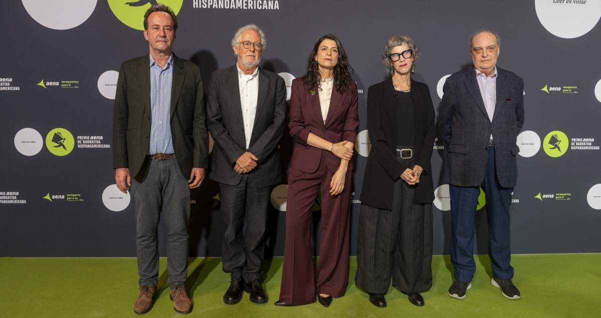 Los finalistas del premio AENA, de izquierda a derecha: Marcos Giralt Torrente, Héctor Abad Faciolince, Samanta Schweblin (ganadora), Nona Fernández y Enrique Vila-Matas. AENA