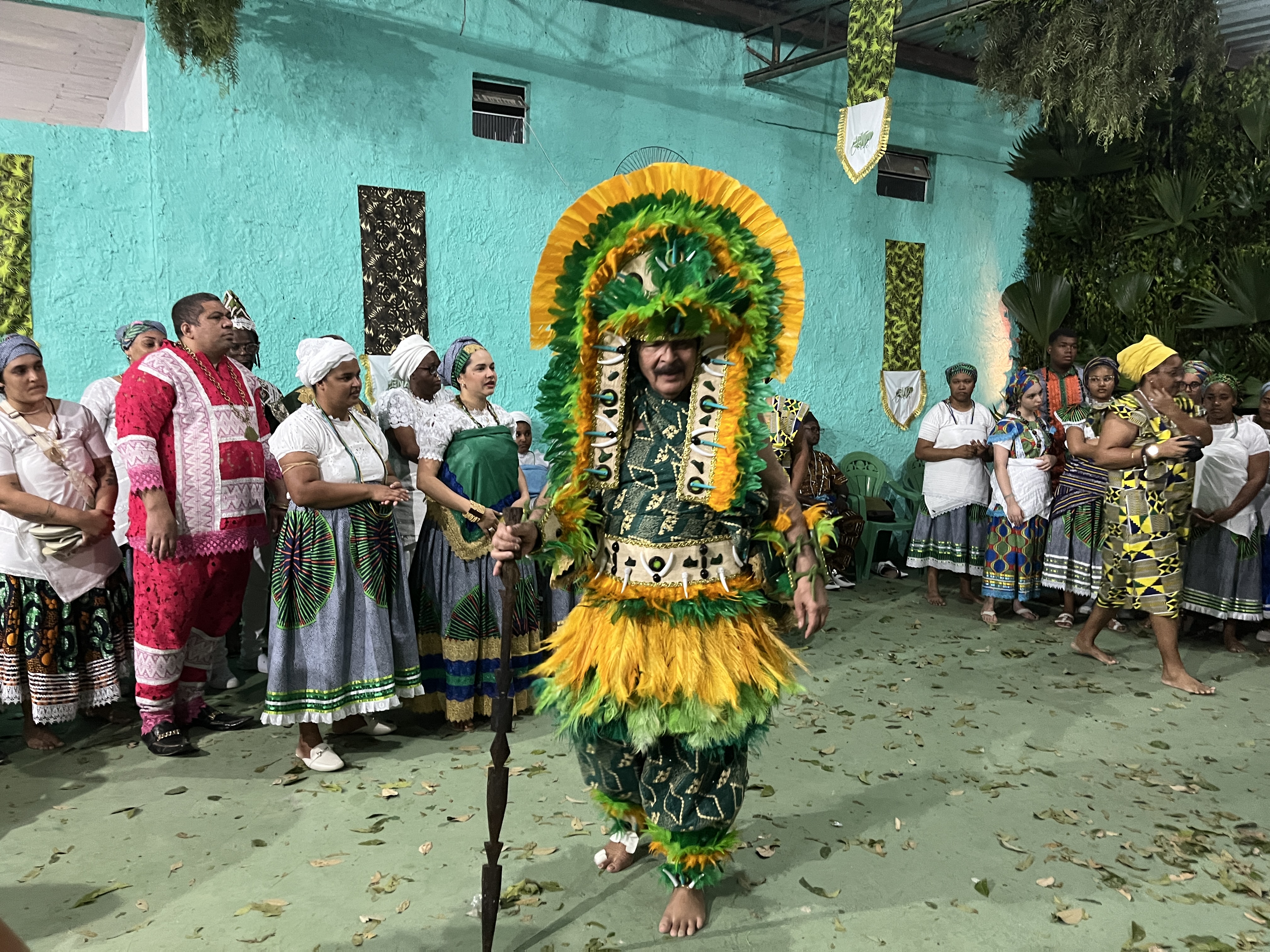 Pai Aristides Mascarenhas encabeza un ritual de candomblé en el terreiro Ilê Axé Ajagunã, en Lauro de Freitas (Bahía), en un contexto de creciente intolerancia. HÉCTOR ESTEPA