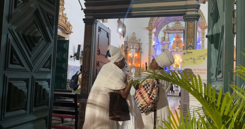 Fieles acceden a la iglesia de Nuestra Señora del Rosario de los Hombres Negros, en el centro histórico de Salvador de Bahía. HE
