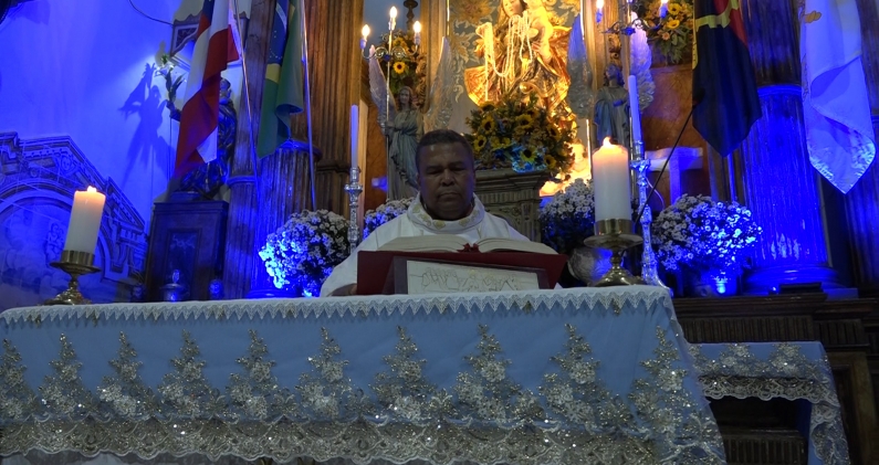 El padre Lázaro Muniz en la iglesia de Nuestra Señora del Rosario de los Hombres Negros, en Salvador de Bahía. HE