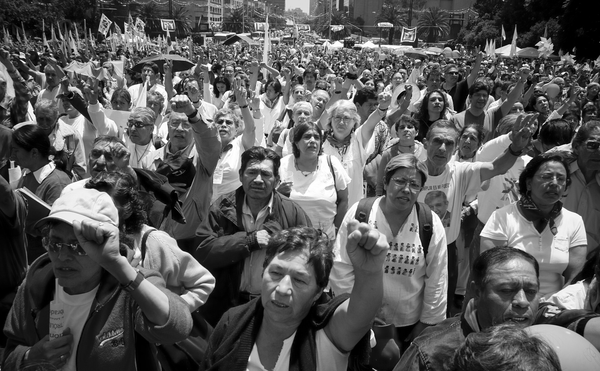 Manifestantes mexicanos entonan el himno nacional con el brazo en alto durante una movilización en Ciudad de México. ENEAS DE TROYA