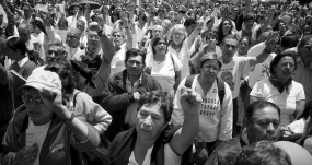 Manifestantes mexicanos entonan el himno nacional con el brazo en alto durante una movilización en Ciudad de México. ENEAS DE TROYA