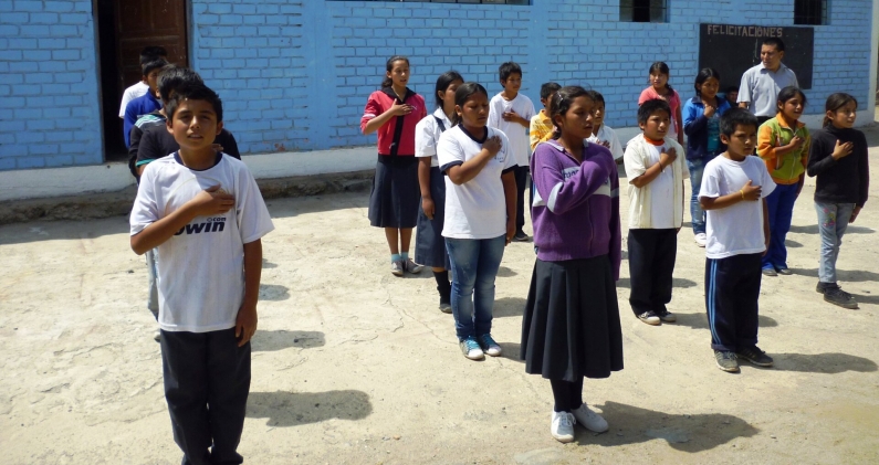 Estudiantes entonan el himno nacional en el patio de una escuela en Perú. ESCUELA DE NIVÍN Estudiantes entonan el himno nacional en el patio de una escuela en Perú. ESCUELA DE NIVÍN