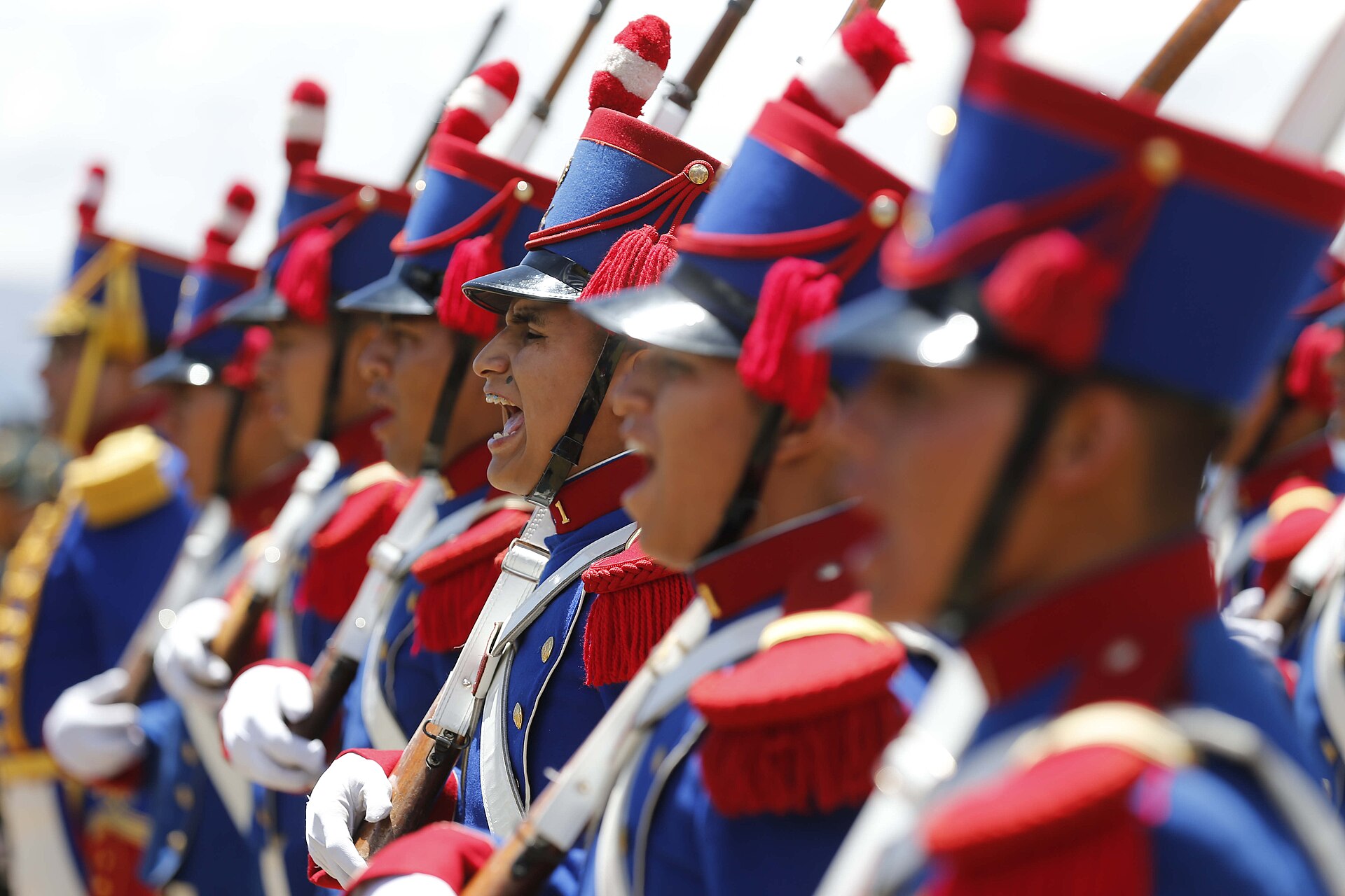 Efectivos militares entonan el himno nacional durante una ceremonia oficial en Perú. MINISTERIO DE DEFENSA